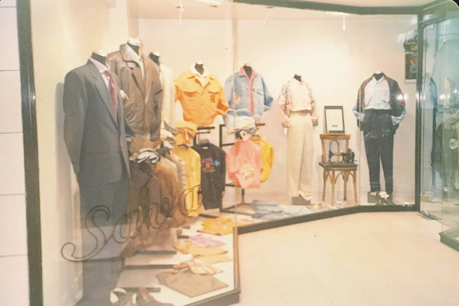 A Savaş Giyim shopfront in 1985